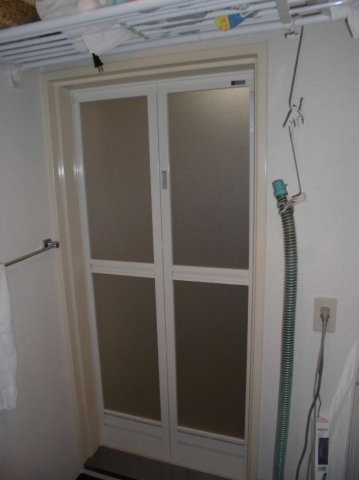 浴室片開きドアから折戸へ交換 YKK サニセーフⅡ（東京都江東区 Ｓ様邸）　