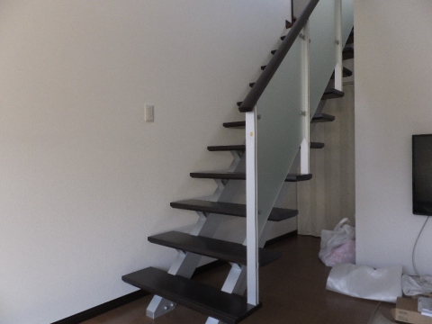 リビングにYKKアルミ製桁タイプオープン階段を設置致しました。（川越市 Ｙ様邸）　